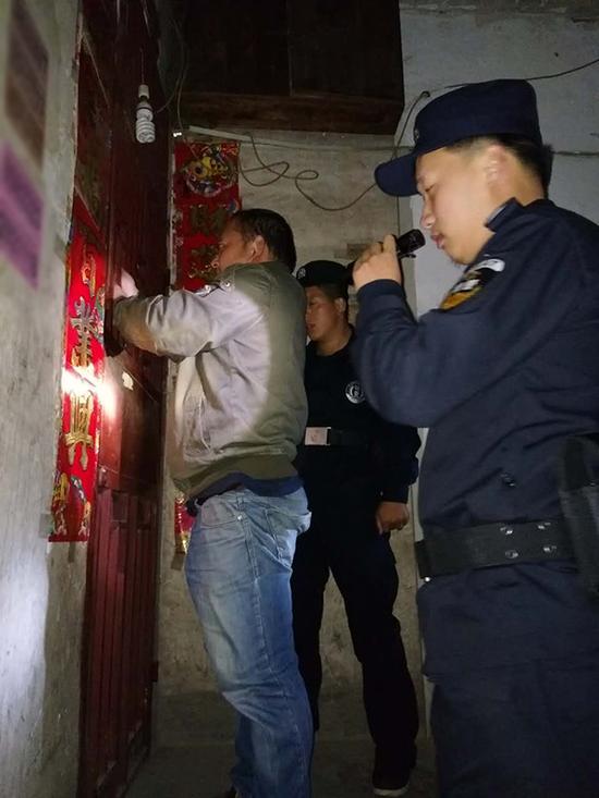 湖北粗心妈妈误将幼女锁家中 民警全城寻开锁师傅开门